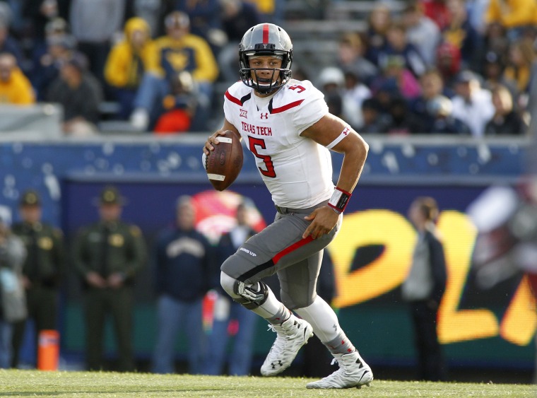 Patrick Mahomes voetballen met de Texas Tech Red Raiders in 2015.  