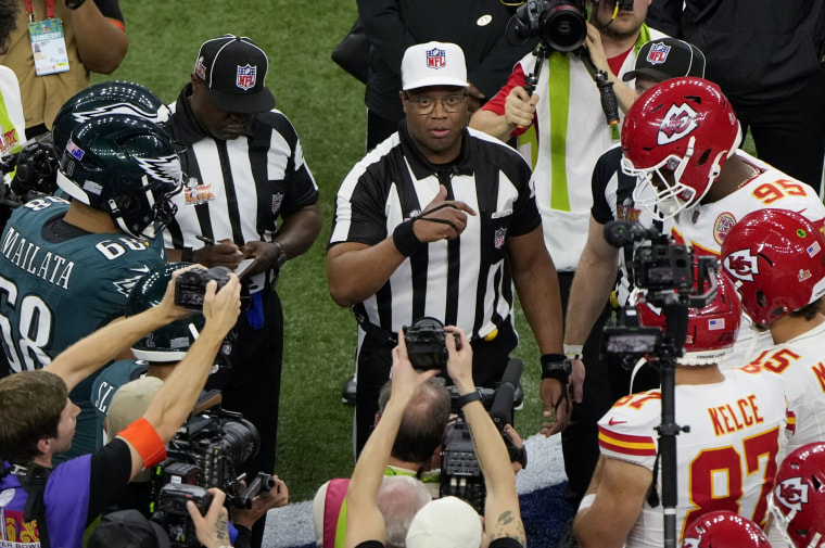 The Kansas City Chiefs and the Philadelphia Eagles watch the coin toss. 