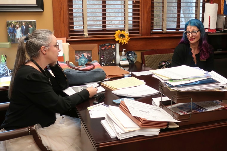 Nicky McDonald, à esquerda, e Alice Flatland se senta em uma mesa de escritório