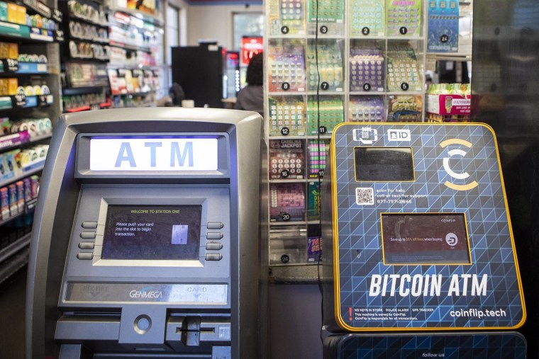 サウスカロライナ州ヒルトンヘッドアイランドのガソリンスタンド内のビットコインATM