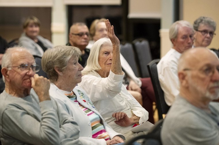 Lillian Guenther raises his hand to ask a question. Eric Calilds talks about cheating cryptocurrency 4. February 2025 in Bluffton, SC