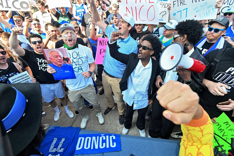 NBA: FEB 08 Dallas Mavericks Fans Protest