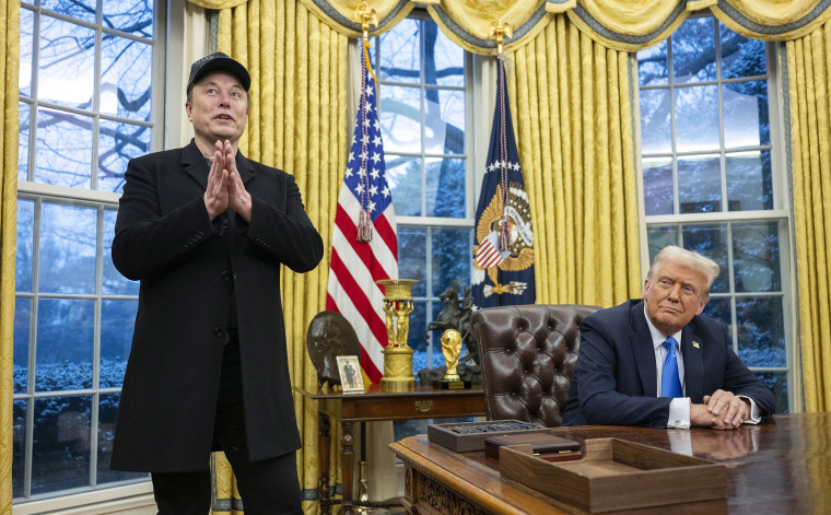 Elon Musk und Präsident Donald Trump im Oval Office des Weißen Hauses am 11. Februar 2025. 