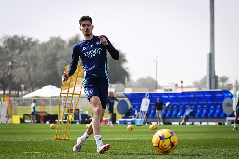 Kai Havartz de Arsenal durante una sesión de entrenamiento el 8 de febrero de 2025 en Dubai.