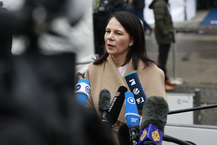 El ministro de Relaciones Exteriores alemán, Annalena Baerbock, habla con los periodistas en la Conferencia de Seguridad de Munich el 14 de febrero de 2025.