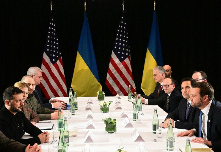 El vicepresidente de EE. UU. JD Vance (R), el Secretario de Estado de los Estados Unidos, Marco Rubio (2nd R) y el presidente ucraniano Volodymyr Zelensky (L) se reúnen al margen de la 61a Conferencia de Seguridad de Munich (MSC) en Munich, sur de Alemania, el 14 de febrero de 2025, el 14 de febrero de 2025 .  