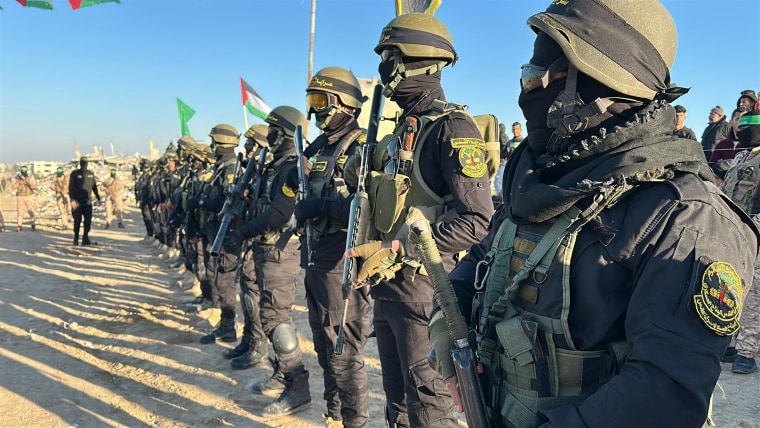 Imagen: Hamas Fighters antes del esperado intercambio de rehenes en Khan Younis en la Franja de Gaza.