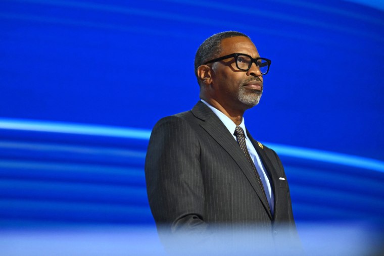 Derrick Johnson, Präsident und CEO der National Association for the Advancement of Coloured People (NAACP), schaut am ersten Tag des Democratic National Convention (DNC) im United Center in Chicago, Illinois, am 19. August 2024. 