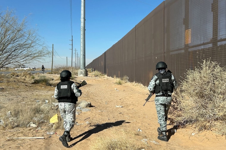 mexican army national guard patrol, usa mexico border near ciudad juarez, mexico