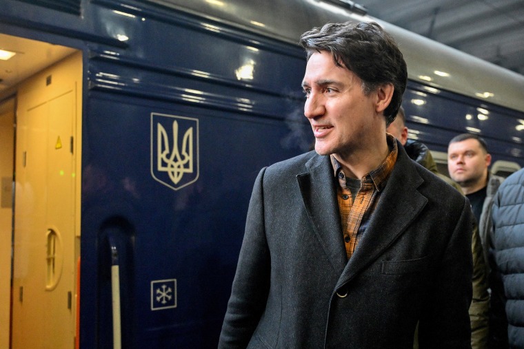 Varios líderes europeos y el primer ministro de Canadá llegaron a Kiev en tren en una muestra de apoyo a Ucrania en el tercer aniversario de la invasión de Rusia. 