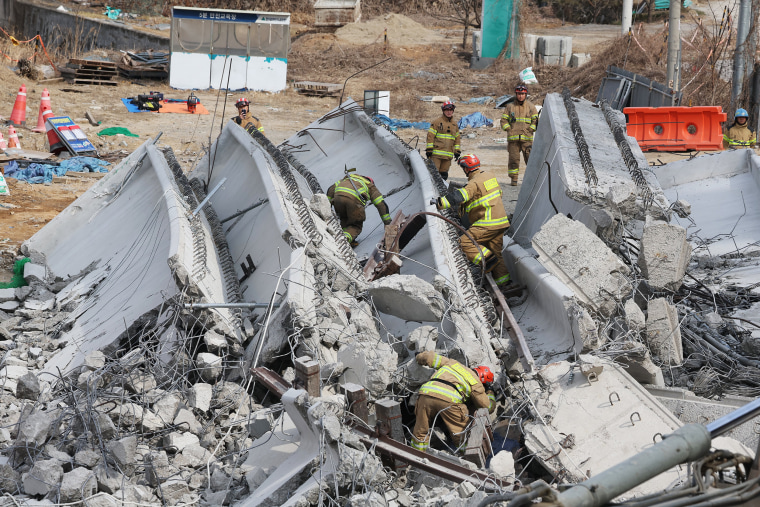 Dos personas murieron y siete personas resultaron heridas en el sitio de construcción en Corea del Sur el 25 de febrero. 