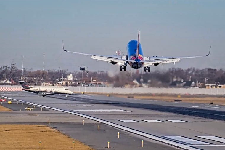 Southwest aircraft of airlines and private jets almost collided on the crowd.