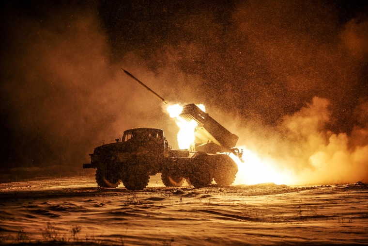 ウクライナ軍人は、チャシブヤールの町近くの最前線でロシア軍に向かってロシア軍に向かってBM-21グレードの多重発売ロケットシステムを発射します