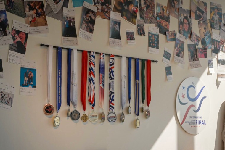 Muro con medallas y fotos impresas.