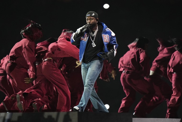 Kendrick Lamar canta durante el entretiempo del Super Bowl 59.