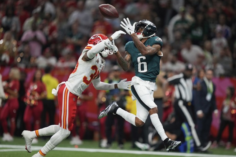 El receptor de los Eagles, DeVonta Smith, recibe un pase para un touchdown durante el Super Bowl 59. 