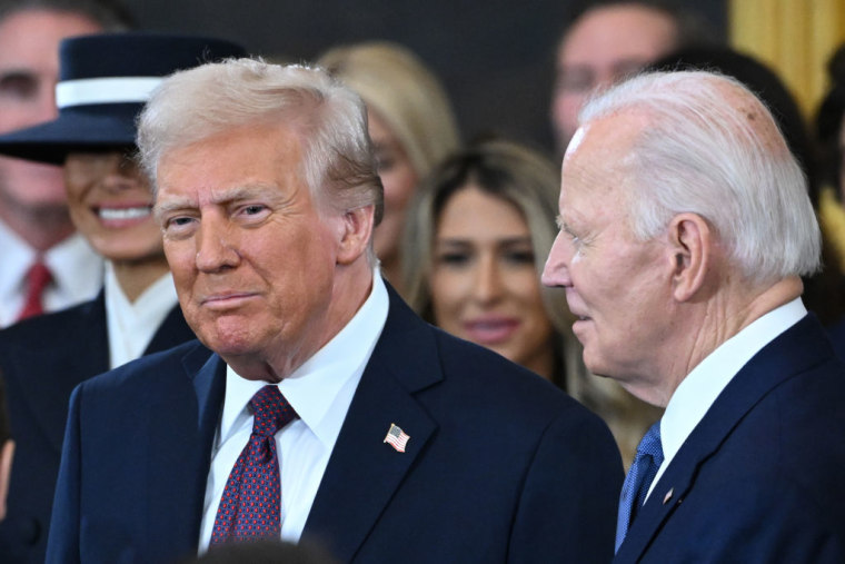 El entonces presidente electo Donald Trump y el presidente, Joe Biden, en Washington, D.C., el 20 de enero de 2025. 