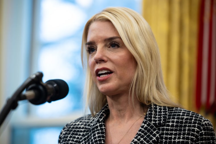 La nueva fiscal general Pam Bondi ordena retirar los fondos del Departamento de Justicia para las ciudades santuario