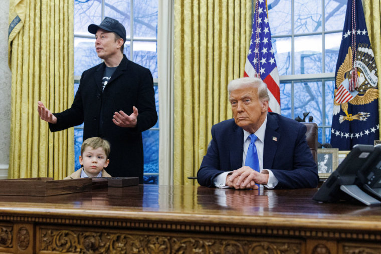 Elon Musk, director ejecutivo de Tesla, y el presidente, Donald Trump, en el Despacho Oval de la Casa Blanca en Washington, D.C., 11 de febrero de 2025.