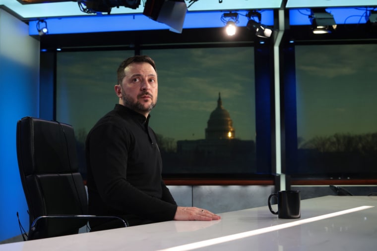 El presidente ucraniano, Volodymyr Zelensky, habla durante una entrevista con Fox News, en los estudios de la cadena en Washington, D.C. el 28 de febrero de 2025.