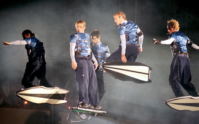 Backstreet Boys beginnen hun "In de Millennium Tour" in surfplanken in 1999.