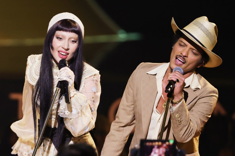 Lady Gaga i Bruno Mars występują na scenie podczas 67. nagrody Grammy.