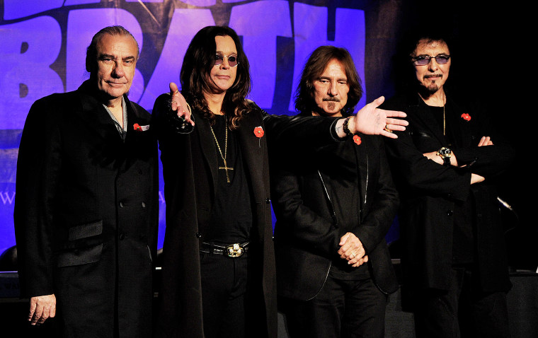 Muzycy Bill Ward, Ozzy Osbourne, Geezer Butler i Tony Iommi z Black Sabbath na konferencji prasowej.