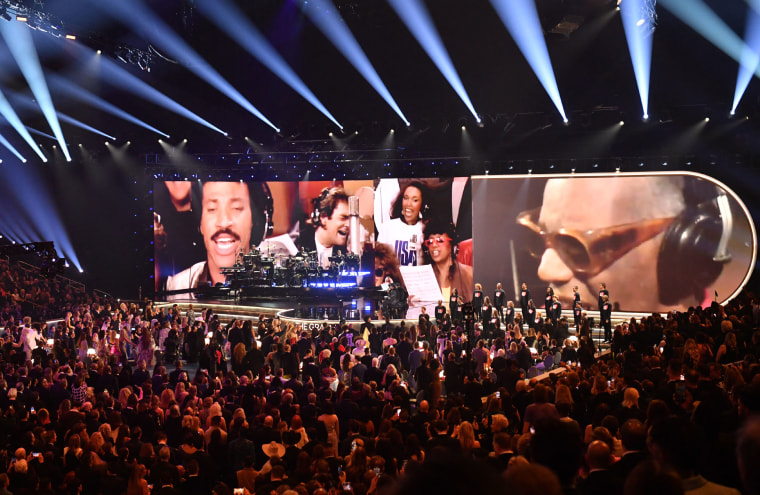 Stevie Wonder (L) e o pianista dos EUA Herbie Hancock se apresentam no palco durante o 67º Grammy Awards anual na arena Crypto.com em Los Angeles em 2 de fevereiro de 2025.