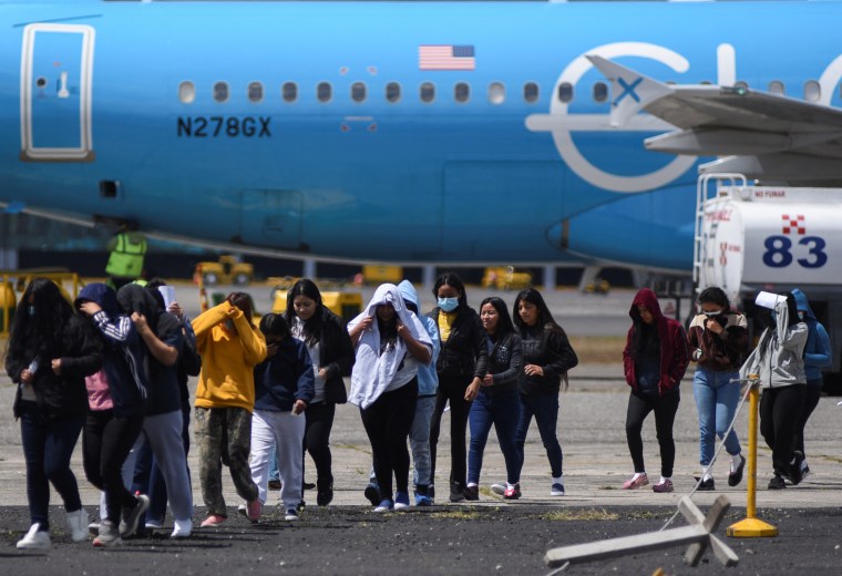 Migrantes guatemaltecos llegan a la Base Aérea La Aurora en un vuelo de deportación desde Estados Unidos, en Guatemala, el 18 de febrero de 2025.