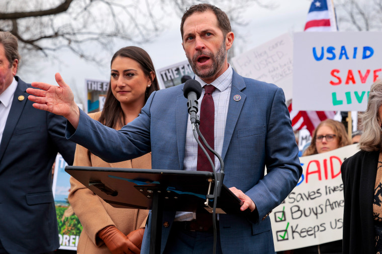 Imagen: Rally celebrado en apoyo de USAID mientras la administración Trump trabaja para interrumpir la agencia