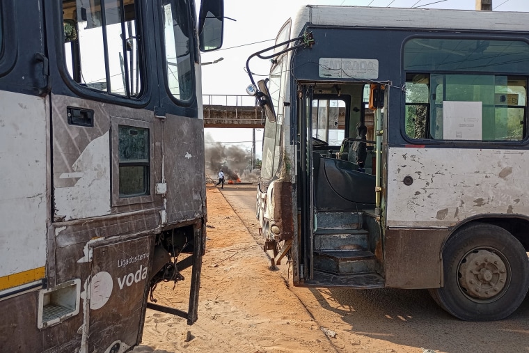 Los autobuses bloquean una carretera en Maputo el 5 de marzo de 2025 después de que la policía dispersó a los manifestantes. 