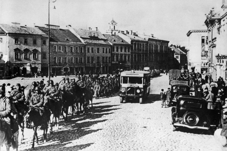 Tropas rusas que ocupan la ciudad polaca de Vilno en 1939. 