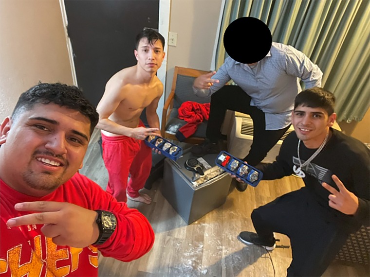 Na foto, o Pablo Juniga Cartes, o Ignacio Juniga Cartes, a Bastian Gymnase Ferrout e a quarta pessoa retrataram o roubado mais seguro e posar com jóias logo após o roubo.