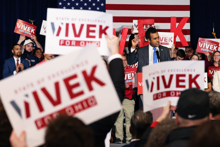 O governador republicano do governador de Ohio, Vivek Ramasuami, fala durante uma marcha de campanha em 25 de fevereiro de 2025 no centro de Glass, em Toulido, Ohio. 