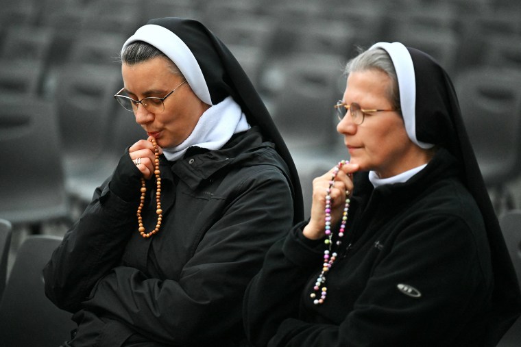 Las monjas asisten a las oraciones de Rosary para el Papa Francisco