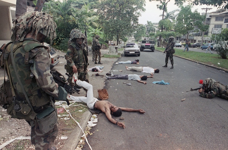 As tropas dos EUA procuram os suspeitos em frente à casa de um parceiro de negócios em Manuel Nurigar, Cidade do Panamá em 26 de dezembro de 1989. 