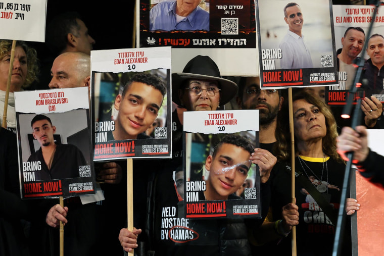 Los familiares y seguidores tienen pancartas de rehenes israelíes, incluido Edan Alexander, en Tel Aviv el 30 de diciembre de 2023. 