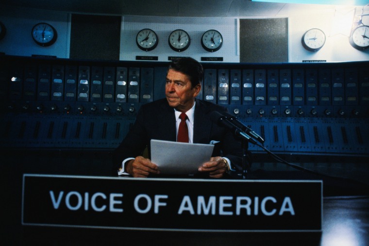 Presidente Reagan transmitindo um discurso