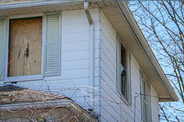 Connecticut, 32 anos, iniciou um chute na pequena sala que se alegou que ele foi detido na casa de sua família em 17 de fevereiro. 

