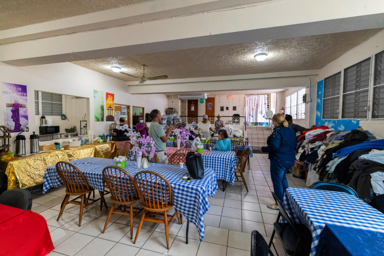 Pastor Nilka Marro, à direita e outros voluntários da Igreja Metodista de San Pablo.