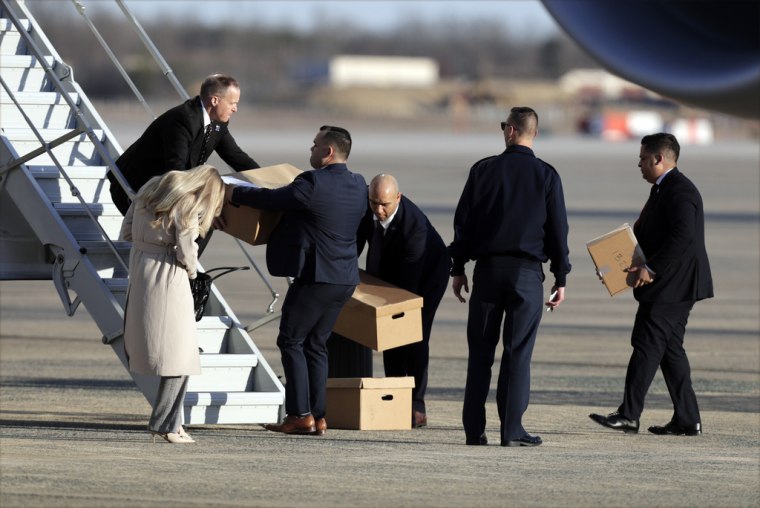 Cajas cargadas en el Air Force One antes de la salida del presidente, Donald Trump, de la base aérea Andrews, en Maryland, el 28 de febrero de 2025.