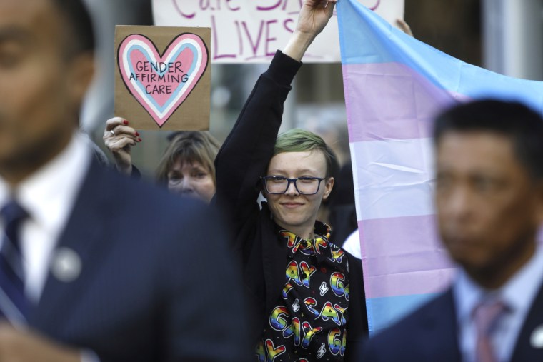 Jueza bloquea orden de Trump que amenaza atención médica a jóvenes trans