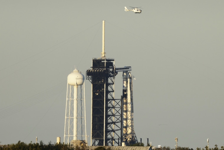 El cohete SpaceX Falcon 9 con una tripulación de cuatro personas a bordo de la nave espacial Crew Dragon en el Centro Espacial Kennedy en Cabo Cañaveral, Florida, el 12 de marzo de 2025. 