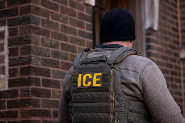 ICE Agents Carry Out Raid On Undocumented Immigrants In Chicago