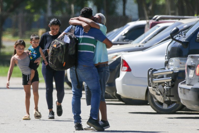 Un migrante deportado llegó desde Estados Unidos en un avión militar al aeropuerto Ramón Villeda Morales en Honduras, el 31 de enero de 2025.