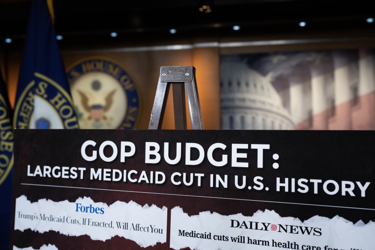 Un cartel colocado en el Capitolio de Washington D.C, criticando las iniciativas republicanas para recortar el programa federal Medicaid.