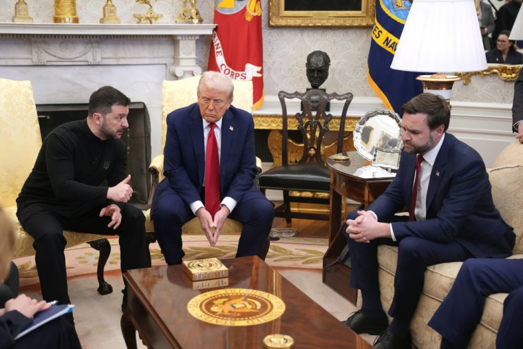 El presidente, Donald Trump, y el vicepresidente, JD Vance, se reúnen con el presidente de Ucrania, Volodymyr Zelensky, en el Despacho Oval de la Casa Blanca el 28 de febrero de 2025 en Washington, D. C. 