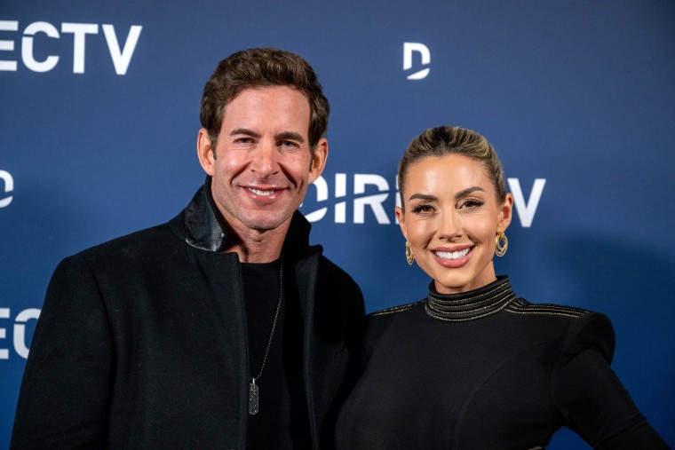 Las personalidades de televisión Tarek El Moussa (L) y Heather Rae El Moussa asisten a la Navidad de Directv en Kathy's 2024 en una residencia privada el 10 de diciembre de 2024 en Los Ángeles, California.