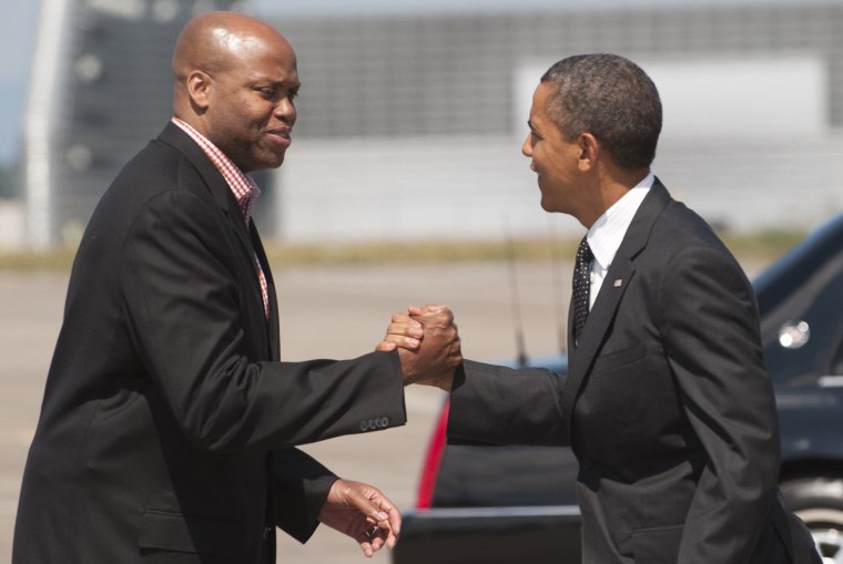 De Amerikaanse president Barack Obama First Lady Michelle Obama's broer Craig Robinson verwelkomde de Air Force One op Portland International Airport in Portland, 26 juli 2012. Obama reist om promoties en fondsen te promoten om de fondsen te verzamelen.