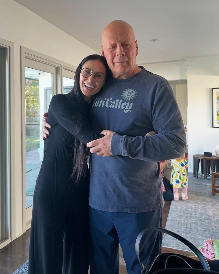 Demi Moore y Bruce Willis se abrazan en otra foto.